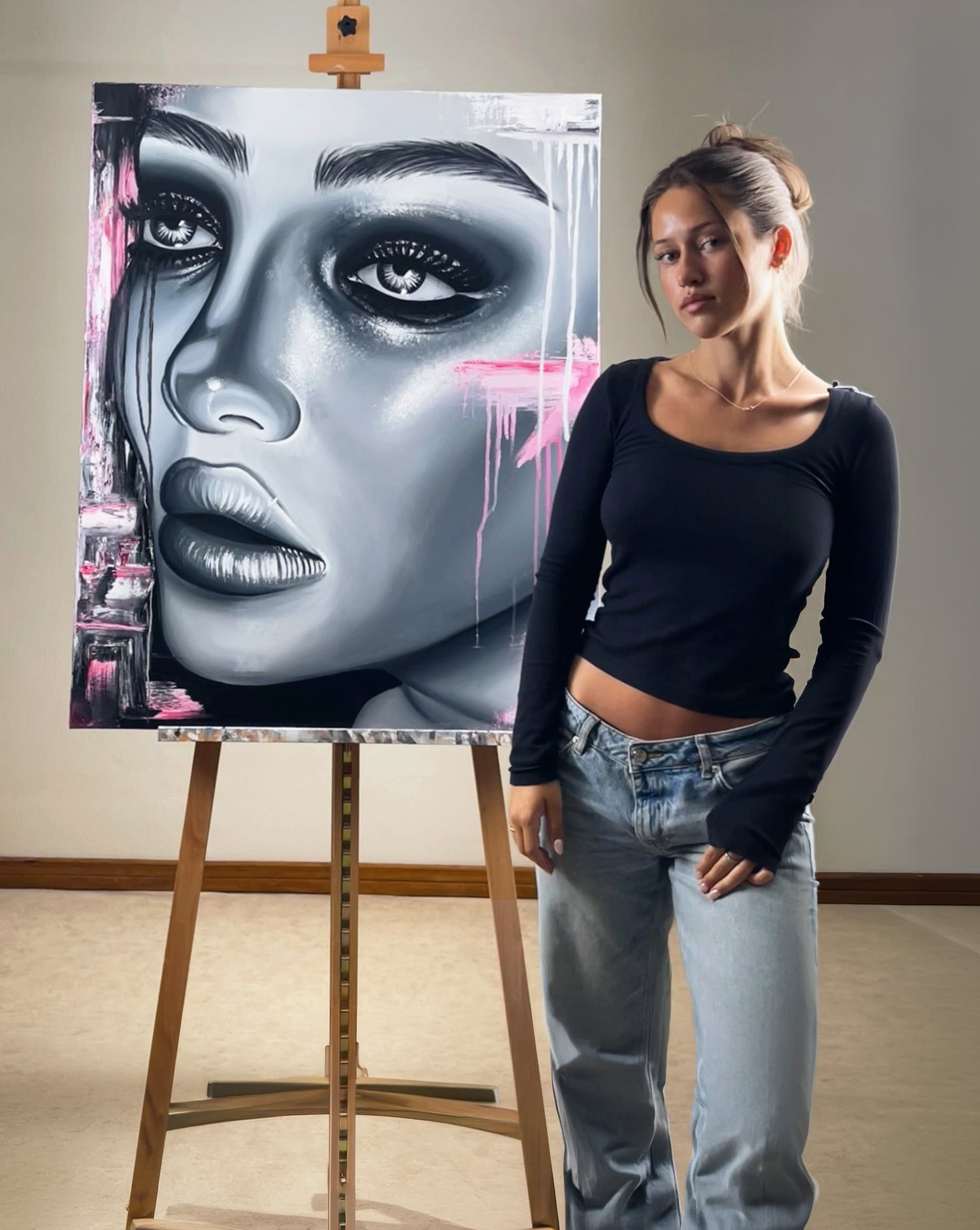 Emilia Olofsson bredvid sin tavla
